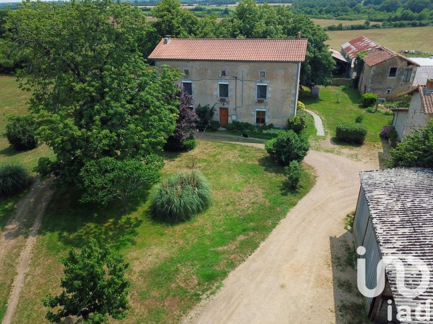 Farm 7 rooms of 182 m² in Le Vigeant (86150)