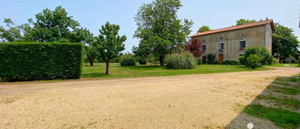 Farm 7 rooms of 182 m² in Le Vigeant (86150)