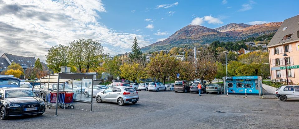 Murs commerciaux de 2 000 m² à Embrun (05200)