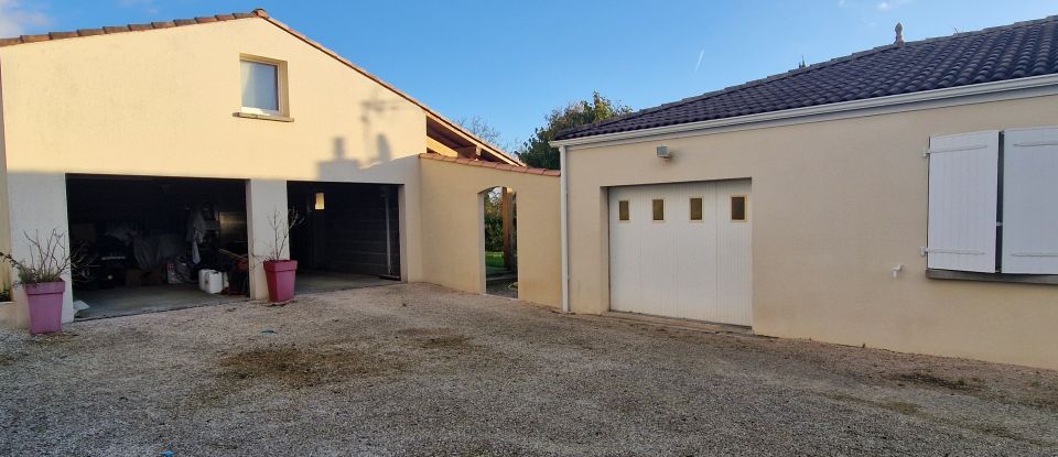 Pavilion 7 rooms of 130 m² in Fenioux (79160)