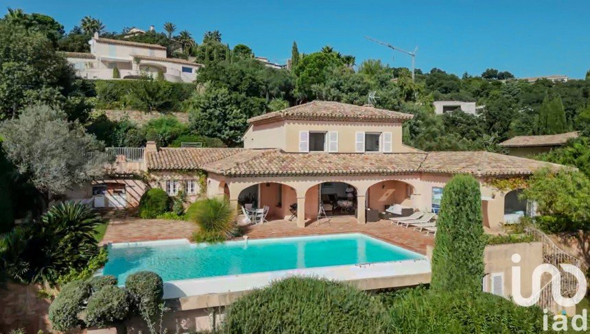 Maison traditionnelle 8 pièces de 235 m² à Sainte-Maxime (83120)