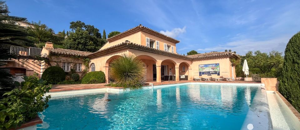 Maison traditionnelle 8 pièces de 235 m² à Sainte-Maxime (83120)