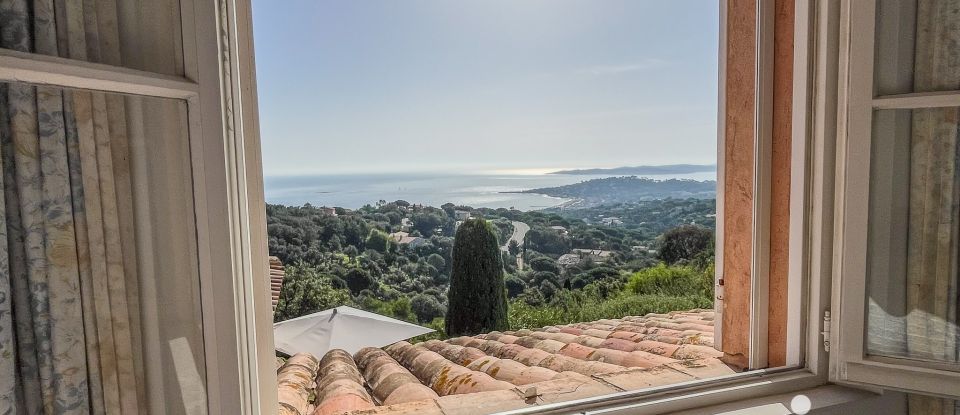 Maison traditionnelle 8 pièces de 235 m² à Sainte-Maxime (83120)