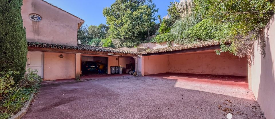 Maison traditionnelle 8 pièces de 235 m² à Sainte-Maxime (83120)