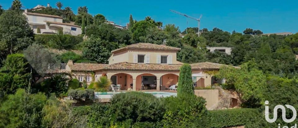 Maison traditionnelle 8 pièces de 235 m² à Sainte-Maxime (83120)