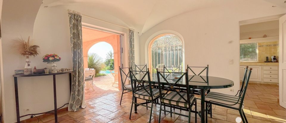 Maison traditionnelle 8 pièces de 235 m² à Sainte-Maxime (83120)