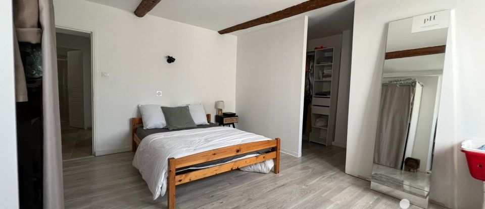 Village house 5 rooms of 163 m² in Saint-Saturnin-lès-Avignon (84450)