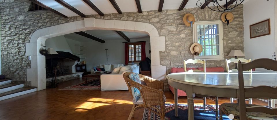 Traditional house 4 rooms of 120 m² in Saint-Rémy-de-Provence (13210)