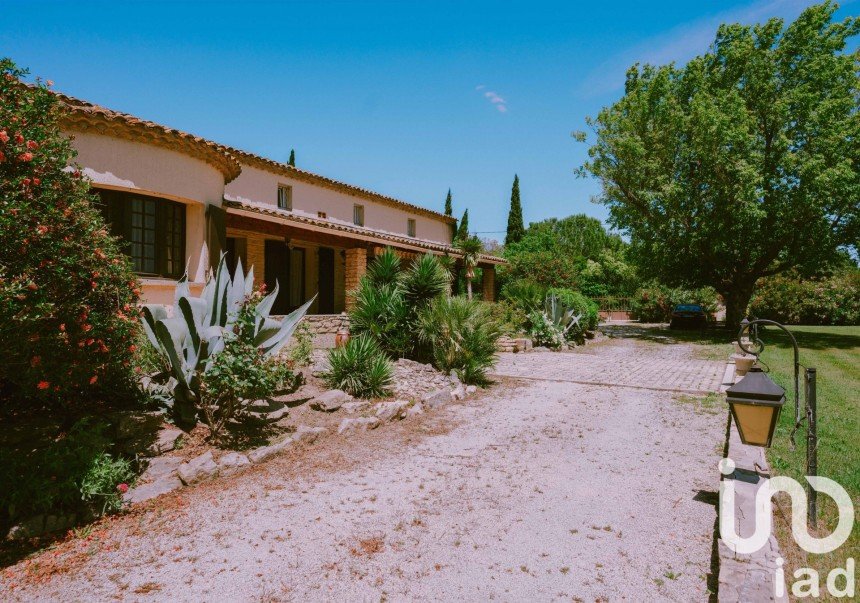 Maison traditionnelle 9 pièces de 270 m² à Robion (84440)