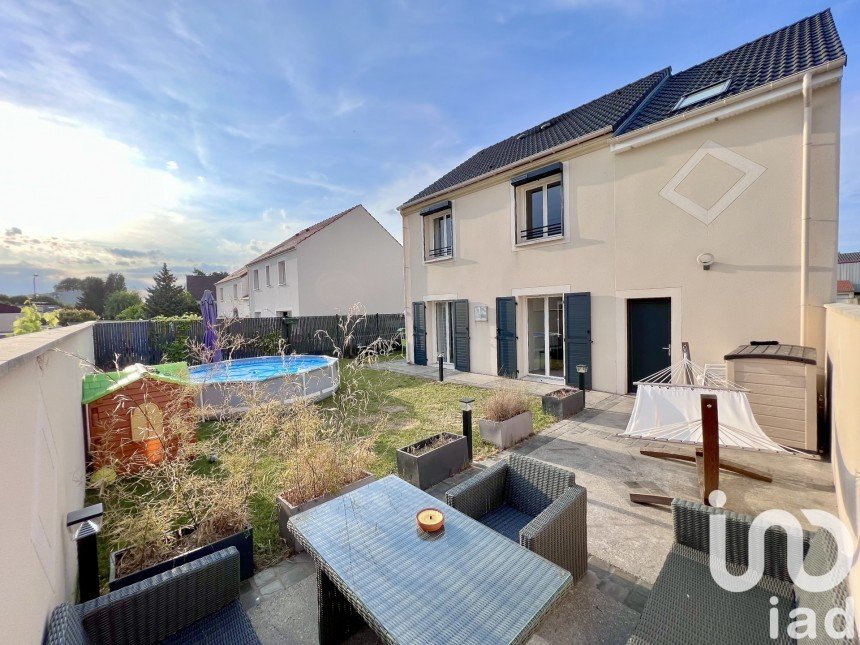 Maison 5 pièces de 112 m² à Fontenay-Trésigny (77610)