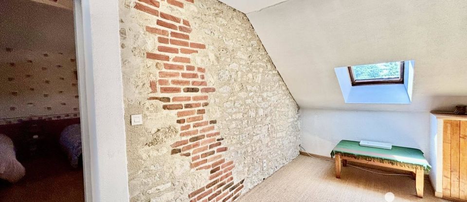 House 5 rooms of 131 m² in Sancoins (18600)