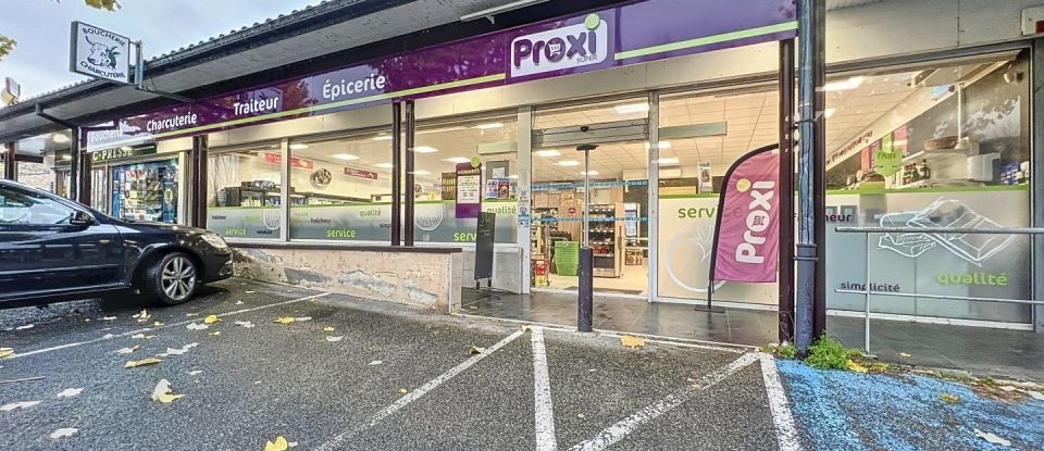 Retail property of 200 m² in Saint-Georges-de-Luzençon (12100)