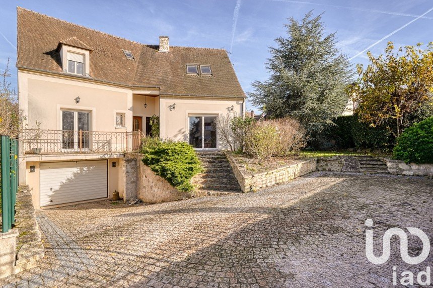 Traditional house 7 rooms of 180 m² in Vernouillet (78540)