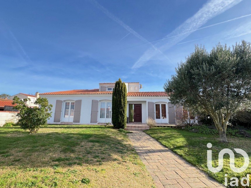 Maison traditionnelle 4 pièces de 170 m² à Bretignolles-sur-Mer (85470)