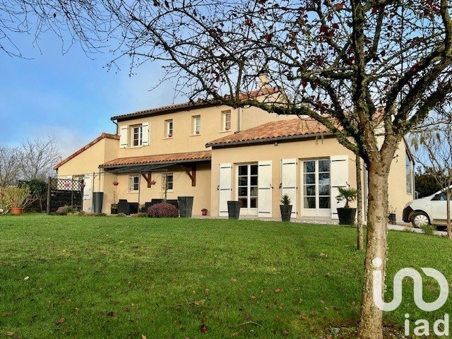 Traditional house 7 rooms of 164 m² in Quinçay (86190)