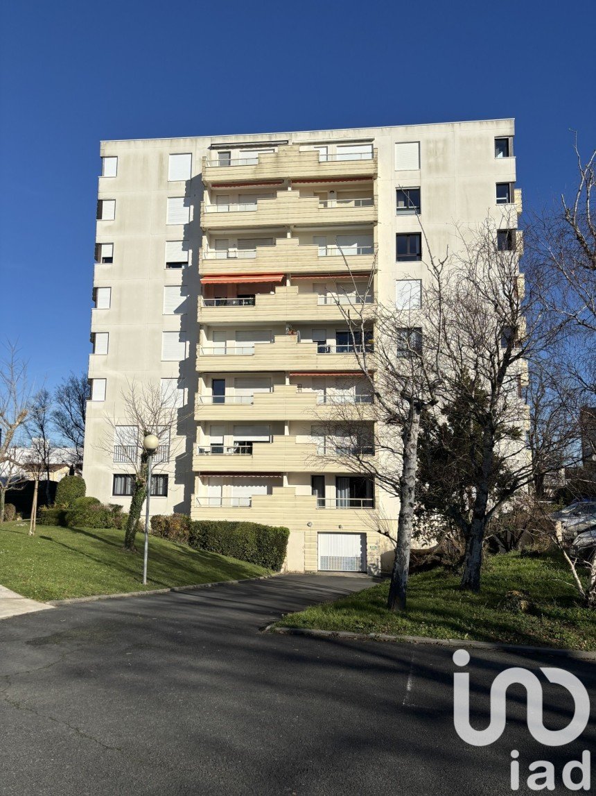 Apartment 1 room of 35 m² in Royan (17200)