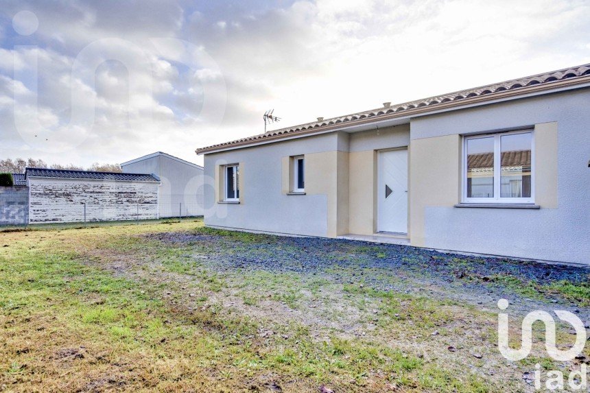 Maison 3 pièces de 65 m² à Arcins (33460)