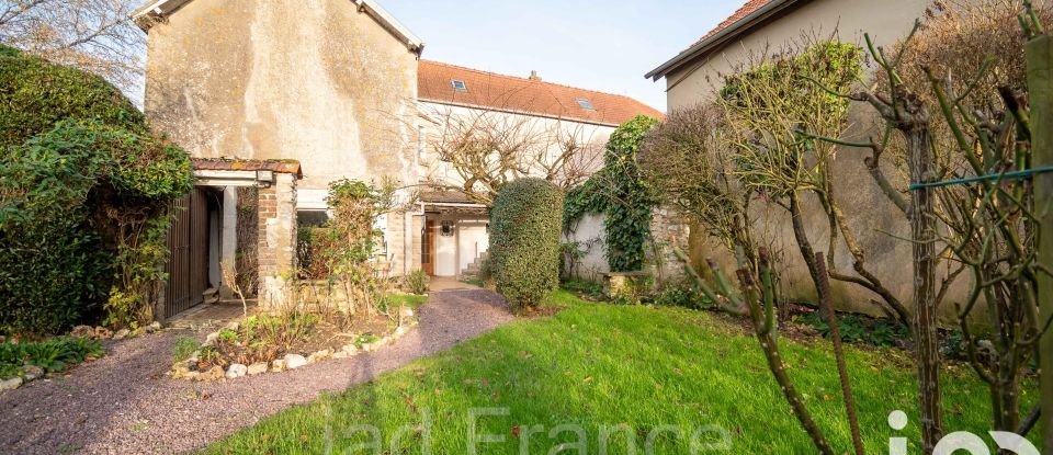 House 8 rooms of 214 m² in La Villeneuve-en-Chevrie (78270)