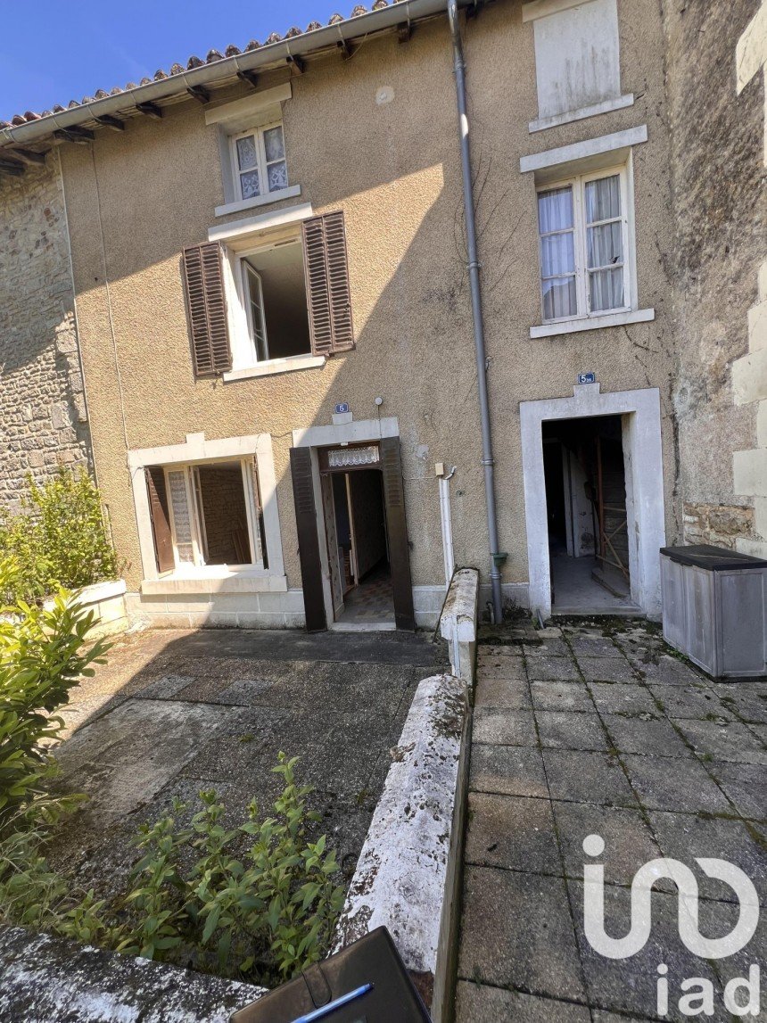 Maison de village 6 pièces de 130 m² à Charroux (86250)