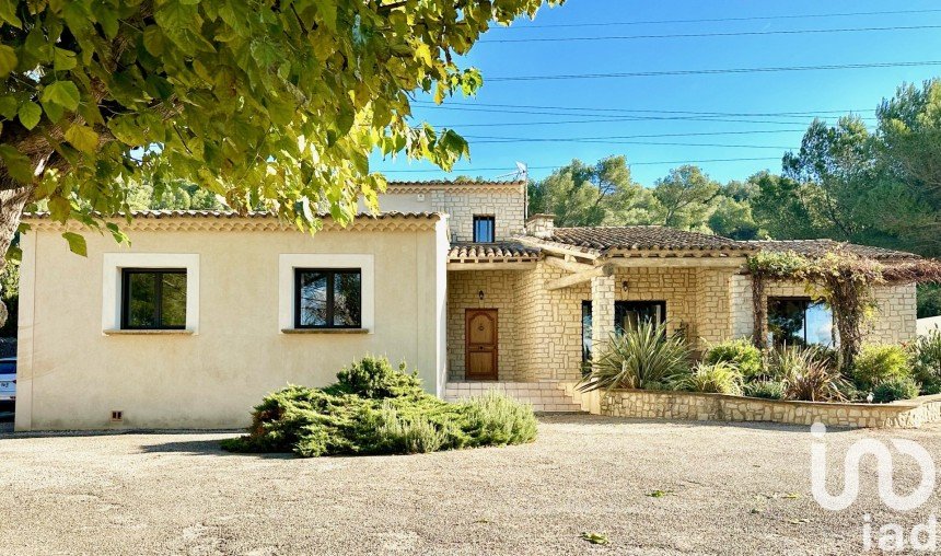 Maison traditionnelle 6 pièces de 208 m² à Châteaurenard (13160)