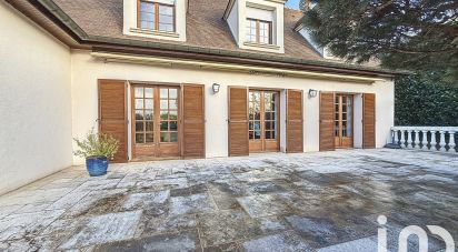 Maison traditionnelle 8 pièces de 235 m² à Villennes-sur-Seine (78670)