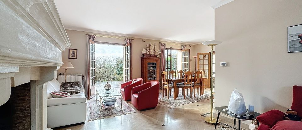 Maison traditionnelle 8 pièces de 235 m² à Villennes-sur-Seine (78670)