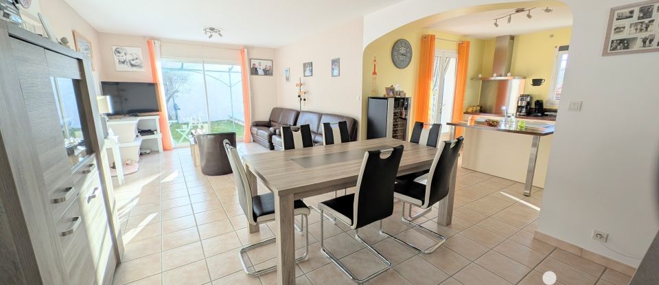 House 4 rooms of 89 m² in Camaret-sur-Aigues (84850)