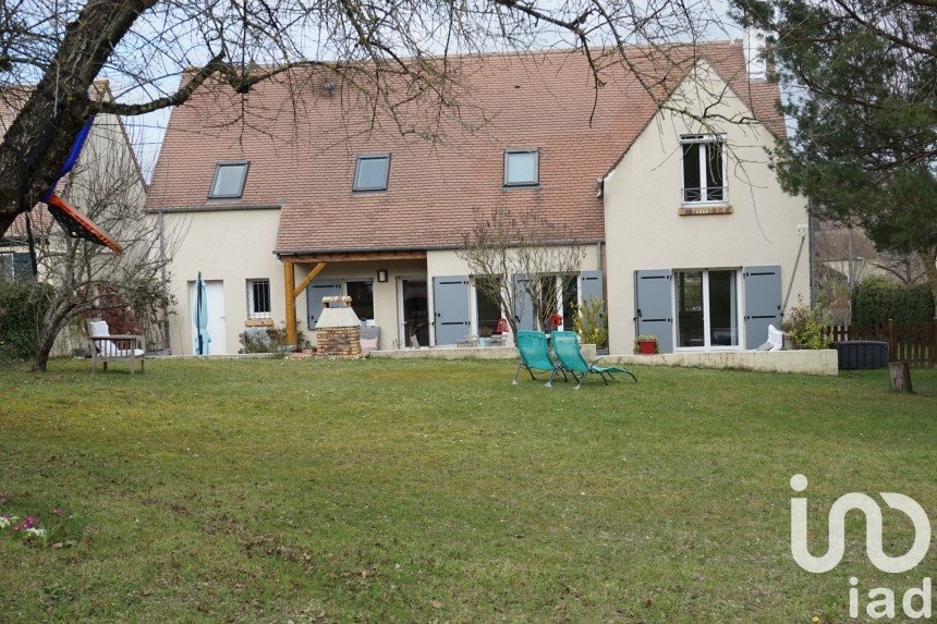 Maison traditionnelle 7 pièces de 146 m² à Larchant (77760)