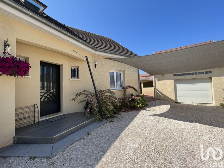 Maison 7 pièces de 154 m² à Fragnes-La Loyère (71530)