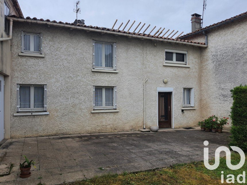 Maison 4 pièces de 87 m² à Loulay (17330)