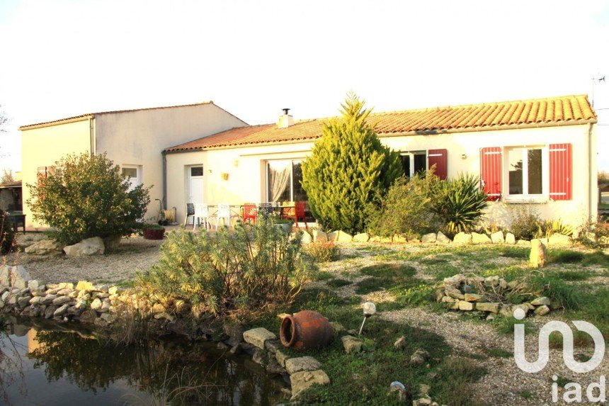 Traditional house 6 rooms of 113 m² in Saint-Hilaire-la-Palud (79210)