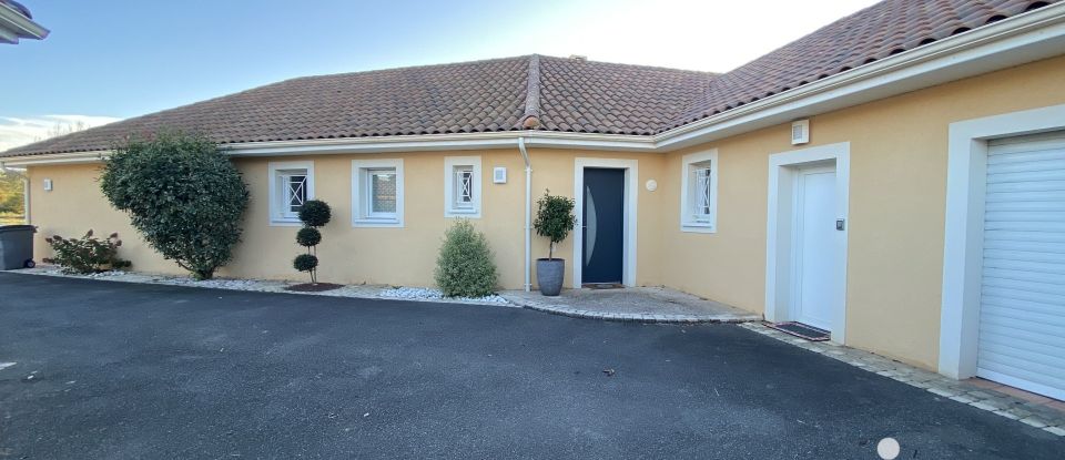 Maison 8 pièces de 250 m² à Lée (64320)