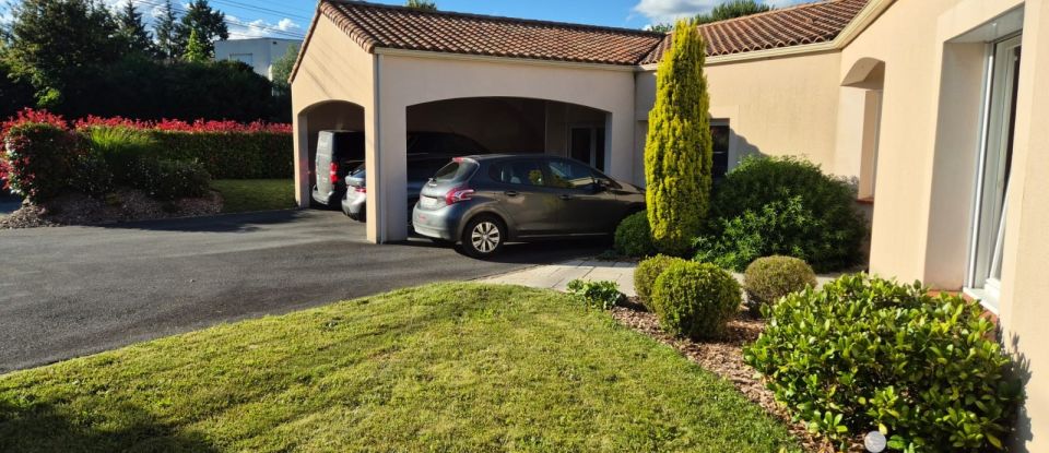 Maison traditionnelle 7 pièces de 147 m² à Les Herbiers (85500)