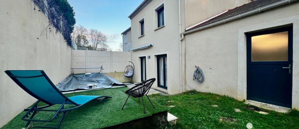 House 6 rooms of 87 m² in Chanteloup-les-Vignes (78570)