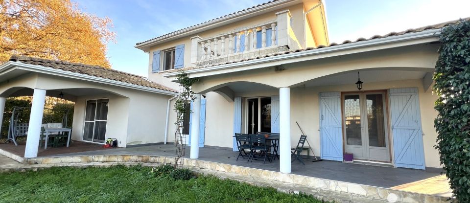 Traditional house 6 rooms of 160 m² in Ambarès-et-Lagrave (33440)