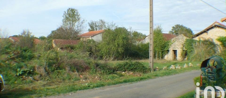 Land of 1,550 m² in Lussac (16450)