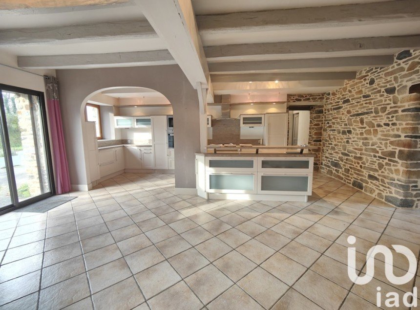 Longère 8 pièces de 214 m² à Dourdain (35450)