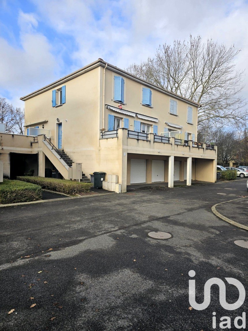 Apartment 4 rooms of 77 m² in Savigny-le-Temple (77176)