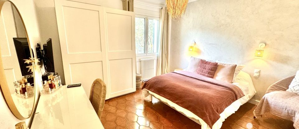 Maison 8 pièces de 207 m² à Saint-Gilles (30800)