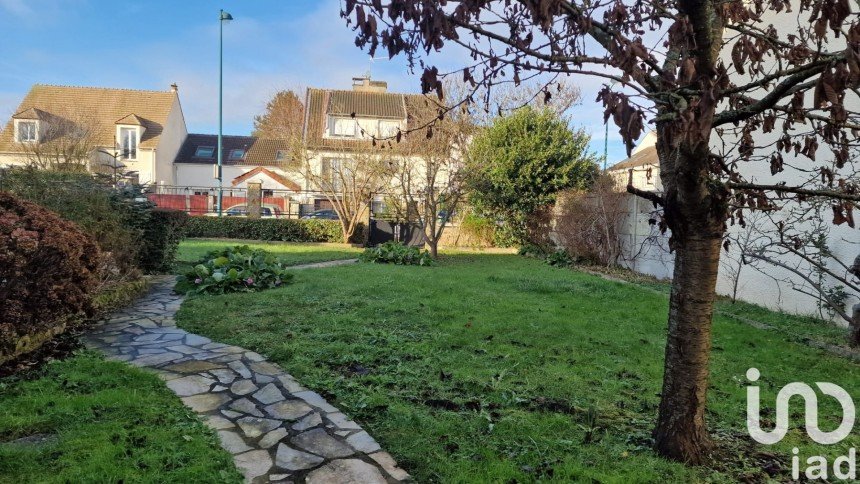 Land of 300 m² in Orsay (91400)