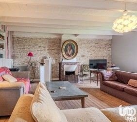 Maison 10 pièces de 270 m² à Courçon (17170)