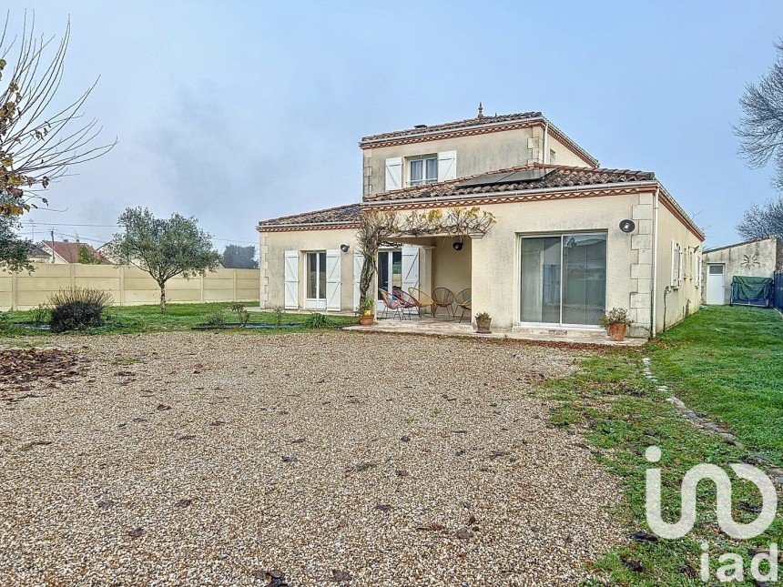 Traditional house 8 rooms of 160 m² in Saint-Médard-de-Guizières (33230)