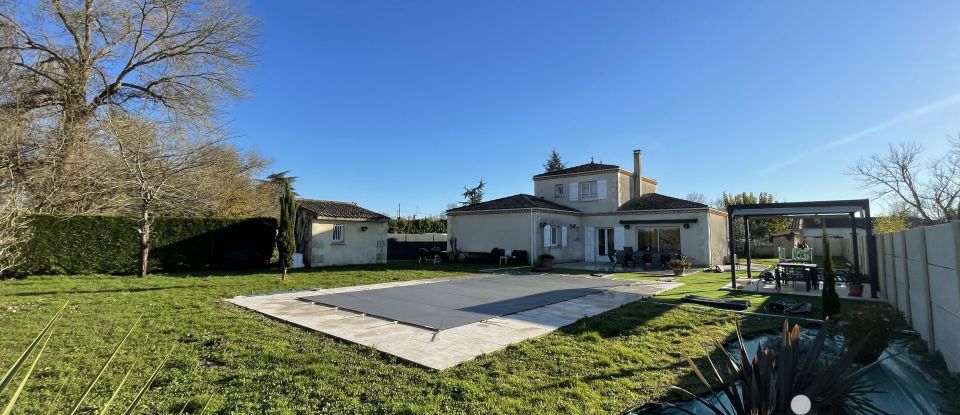 Traditional house 8 rooms of 160 m² in Saint-Médard-de-Guizières (33230)