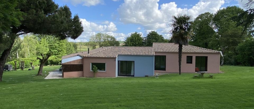 House 5 rooms of 180 m² in Les Herbiers (85500)