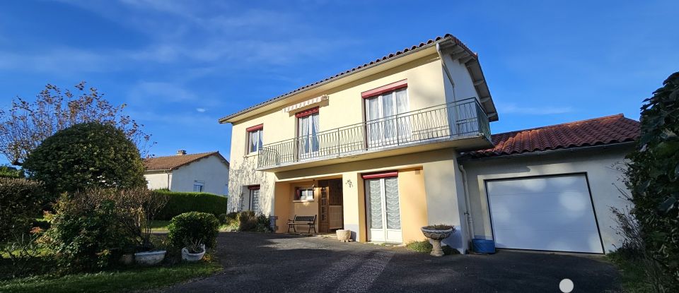 House 5 rooms of 139 m² in Saint-Mamet-la-Salvetat (15220)