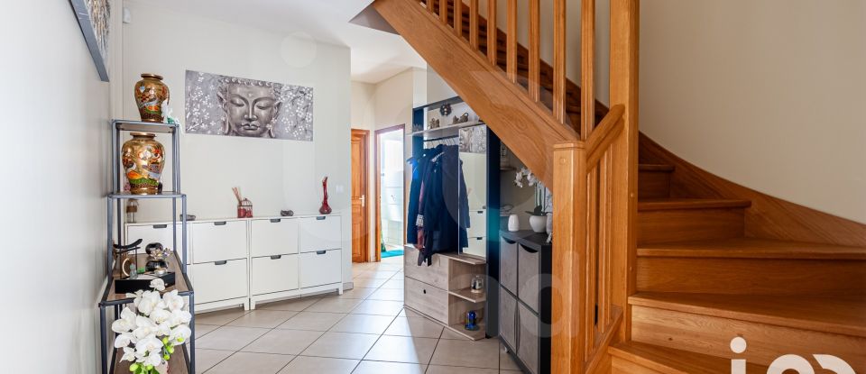 Maison 8 pièces de 240 m² à Poligny (77167)