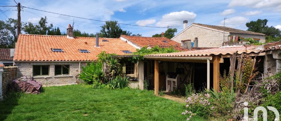 Longere 5 rooms of 180 m² in Saint-Agnant (17620)