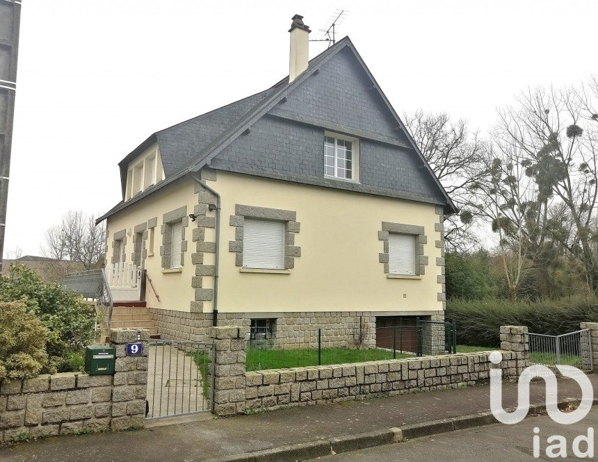 Maison traditionnelle 7 pièces de 155 m² à Mayenne (53100)