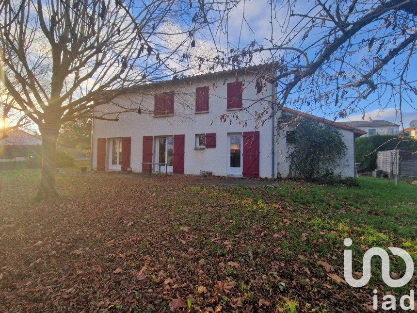 Maison traditionnelle 6 pièces de 127 m² à Saint-Georges-lès-Baillargeaux (86130)