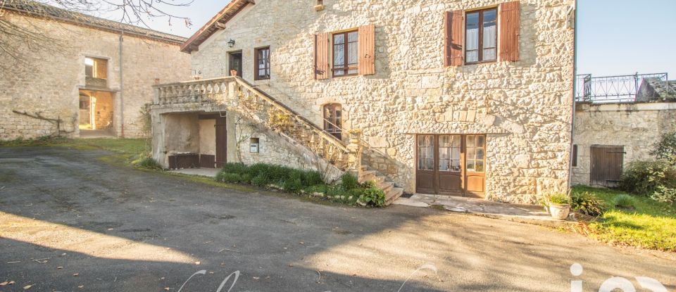 Maison traditionnelle 8 pièces de 212 m² à Mauroux (46700)